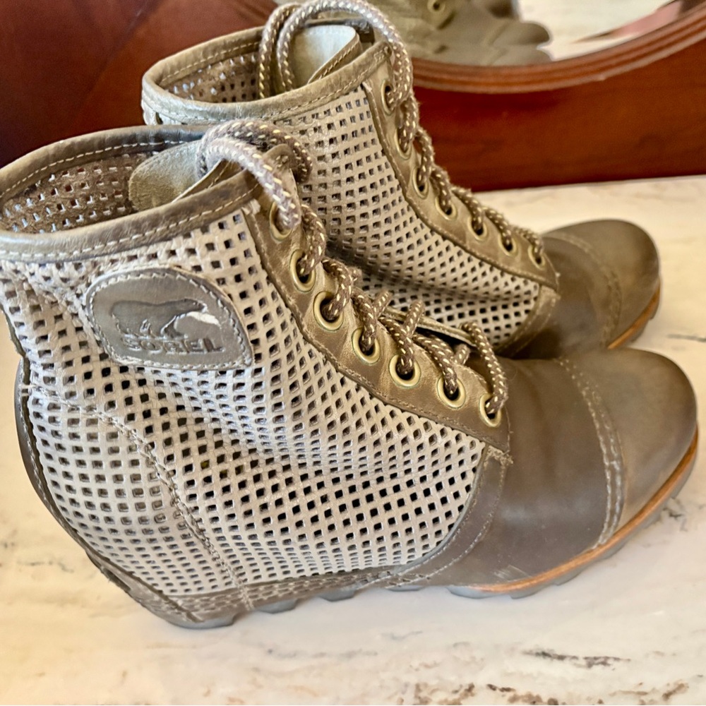 Sorel Women's Green Lace-Up Boots